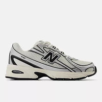 NB 740 V2 - Sea Salt avec Noir et Argent Métallisé / 3.5